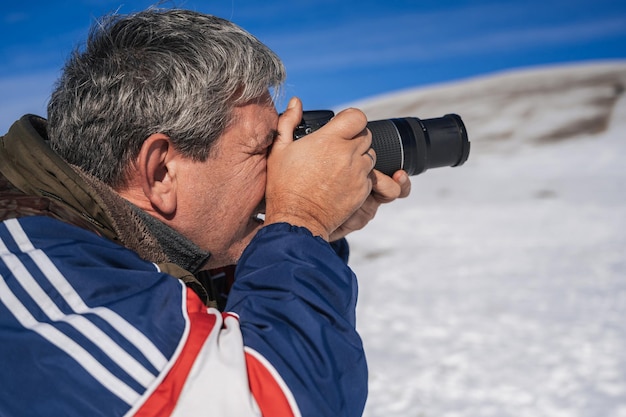 Dojrzała osoba w spokojnym, naturalnym otoczeniu